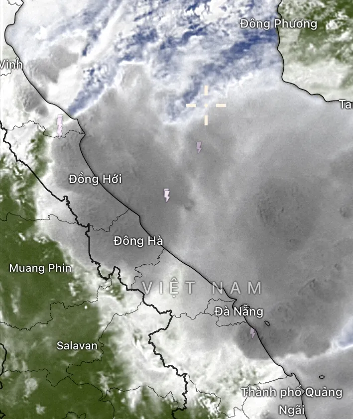 Ảnh vệ tinh những ổ mây lớn đang di chuyển vào miền Trung lúc 8 giờ sáng 30-10 Ảnh vệ tinh những ổ mây lớn đang di chuyển vào miền Trung lúc 8 giờ sáng 30-10
