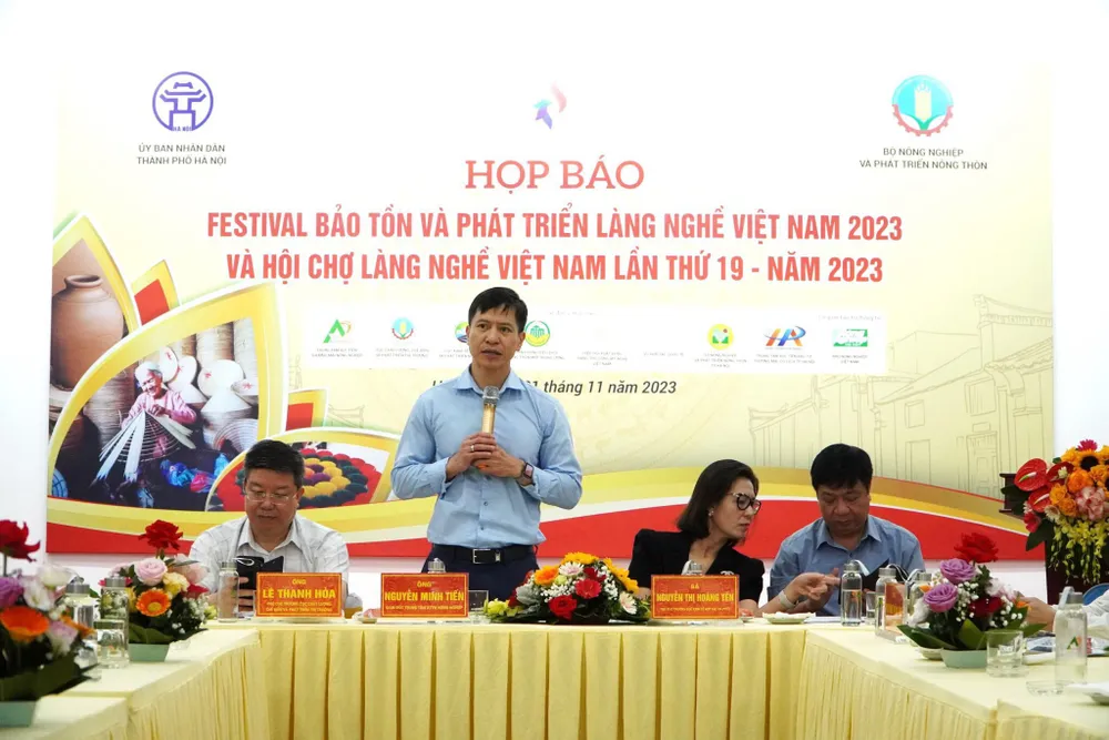 Ông Nguyễn Minh Tiến, Giám đốc Trung tâm Xúc tiến thương mại nông nghiệp thông tin nội dung cuộc họp báo Ông Nguyễn Minh Tiến, Giám đốc Trung tâm Xúc tiến thương mại nông nghiệp thông tin nội dung cuộc họp báo