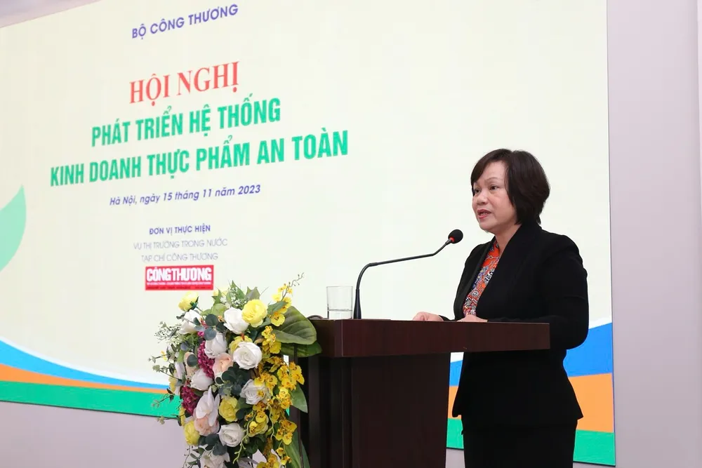 Bà Lê Việt Nga phát biểu tại hội nghị sáng 15-11