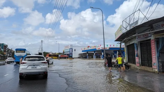 Đến chiều 16-11, thời tiết tại Thừa Thiên Huế đã tốt dần lên nhưng một số tuyến đường ở TP Huế vẫn ngập. Ảnh: CÔNG ĐIỀN