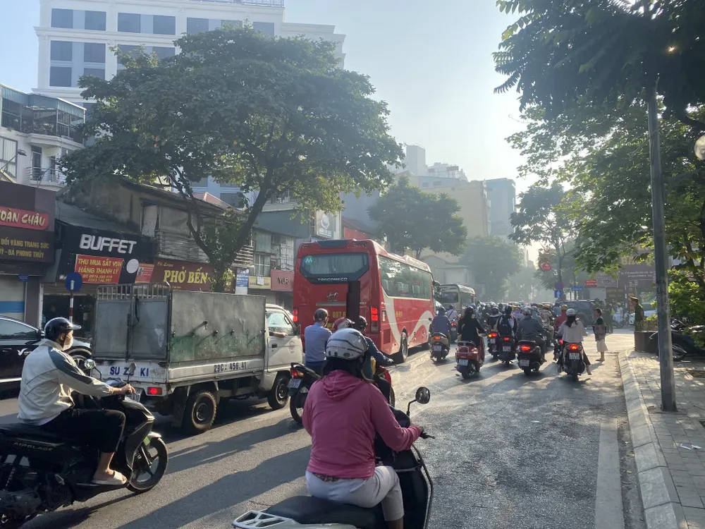 Hà Nội sáng lạnh, trưa nóng, khó bận đồ khi ra đường Hà Nội sáng lạnh, trưa nóng, khó bận đồ khi ra đường