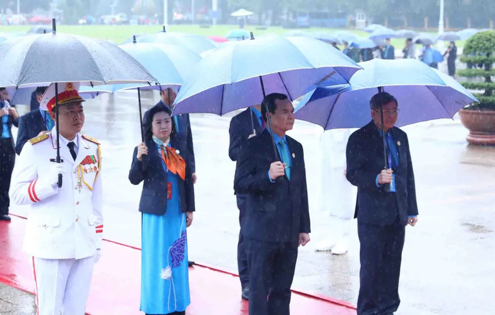 Đoàn đại biểu dự Đại hội XIII Công đoàn Việt Nam vào Lăng viếng Chủ tịch Hồ Chí Minh sáng 1-12 trước giờ khai mạc đại hội