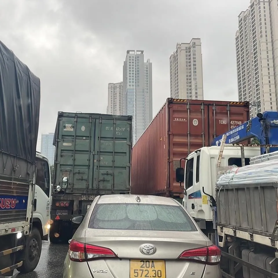 Từ đầu giờ chiều 1-12, tình trạng ùn tắc tại Hà Nội đã bắt đầu Từ đầu giờ chiều 1-12, tình trạng ùn tắc tại Hà Nội đã bắt đầu