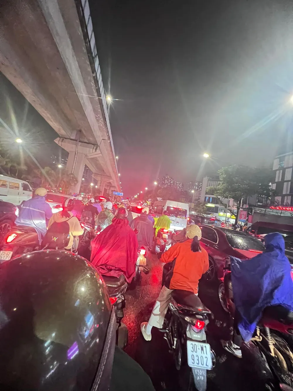 Trời mưa gió rét nhưng đường sá thì tắc cứng tối cuối tuần Trời mưa gió rét nhưng đường sá thì tắc cứng tối cuối tuần