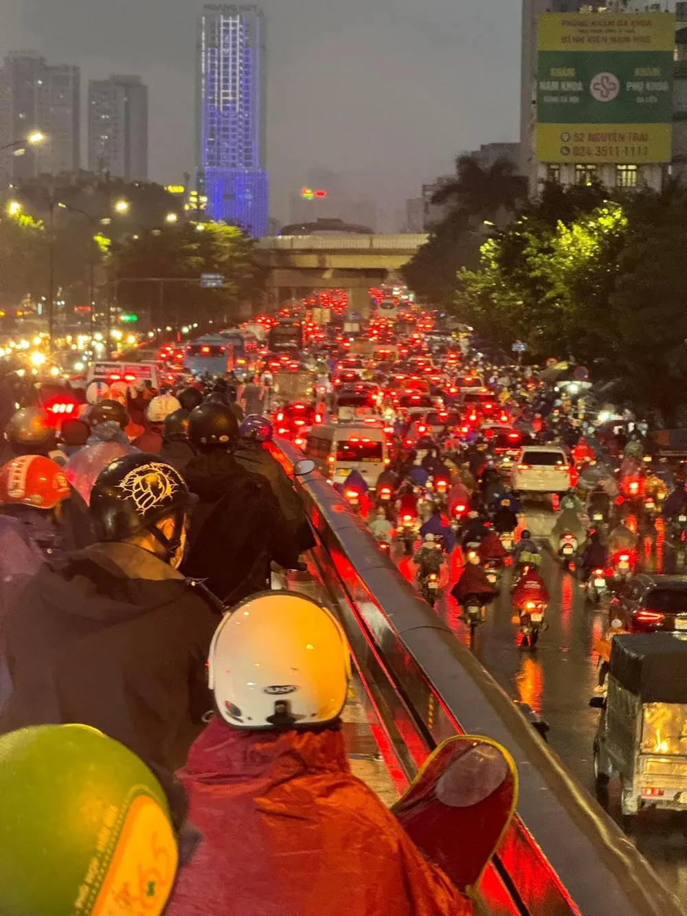 Ùn tắc khắp các ngả đường ở Hà Nội tối 1-12 do mưa gió rét. Ảnh: CTV Ùn tắc khắp các ngả đường ở Hà Nội tối 1-12 do mưa gió rét. Ảnh: CTV