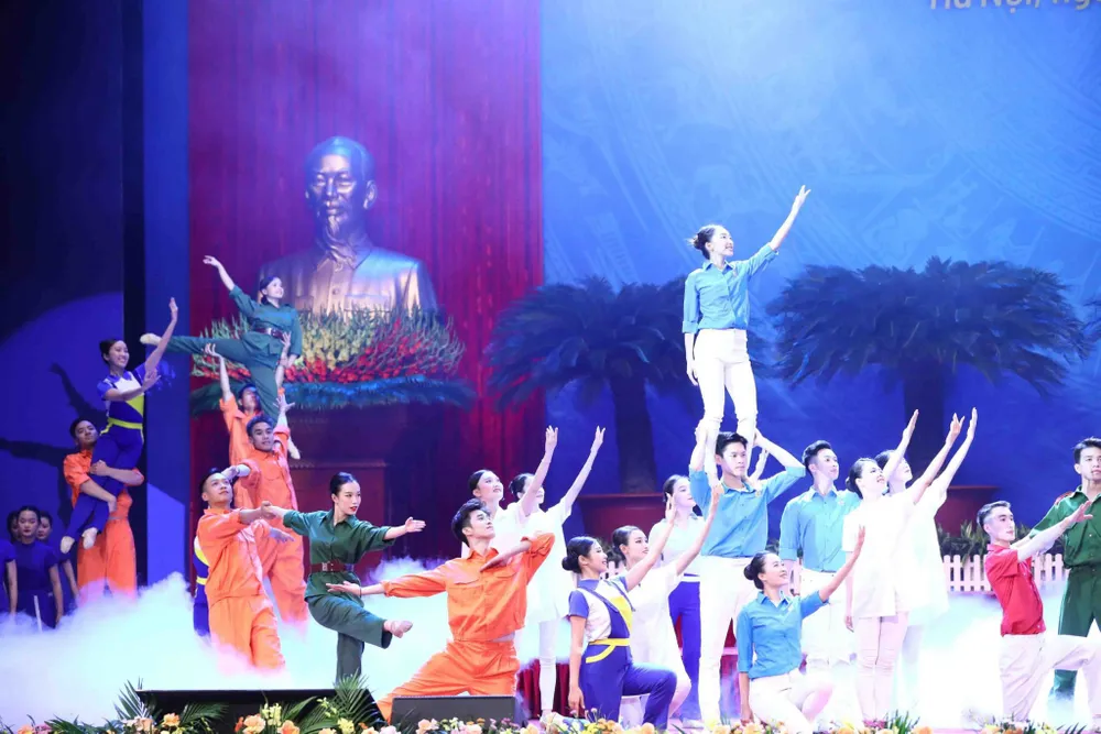 Chương trình văn nghệ chào mừng đại hội. Ảnh: ĐỨC VŨ