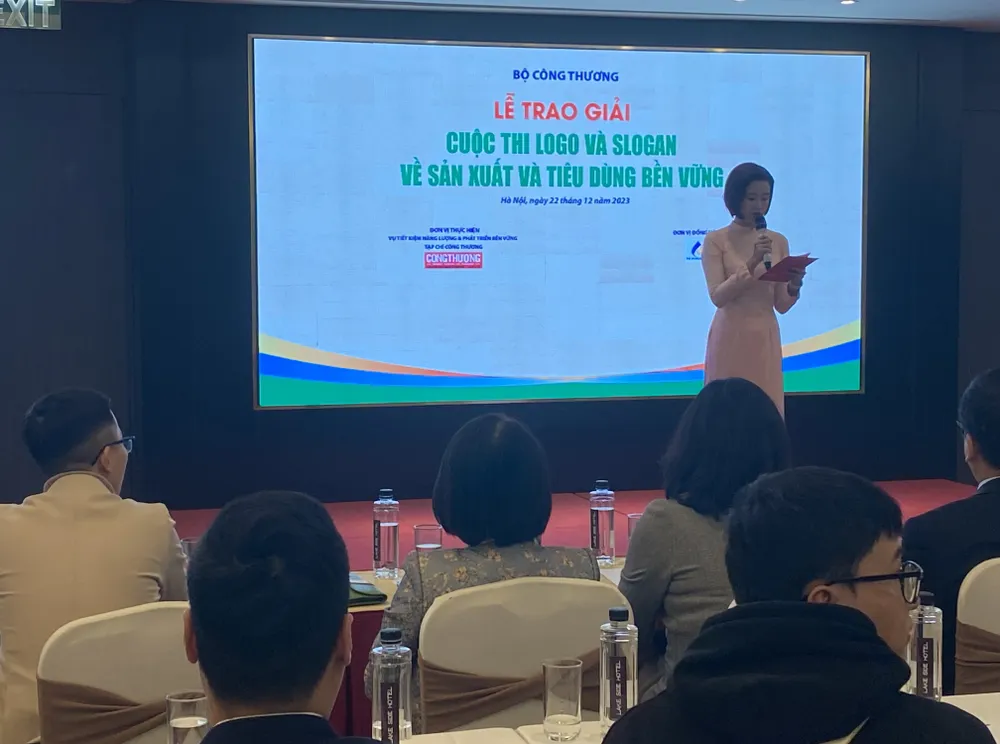 Lễ trao giải cho các tác giả đoạt giải do Bộ Công thương tổ chức chiều 22-12. Ảnh: VĂN PHÚC img-4535-4123.jpeg