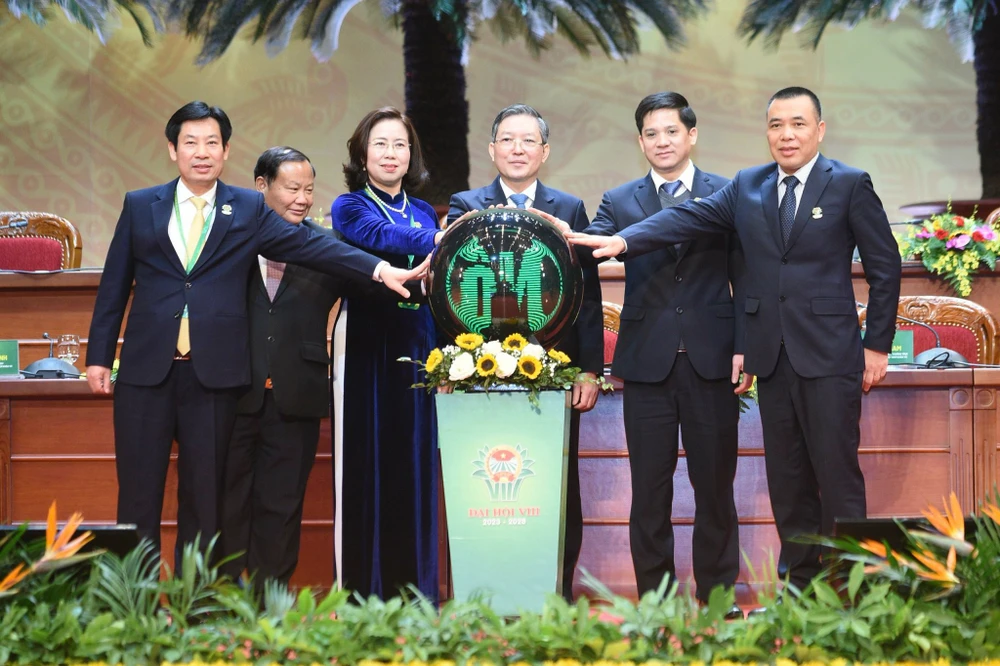 Lãnh đạo Trung ương Hội Nông dân Việt Nam và Tập đoàn Bưu chính - Viễn thông Việt Nam khai trương app "Nông dân Việt Nam". Ảnh: VIẾT CHUNG img-4615-9566.jpeg