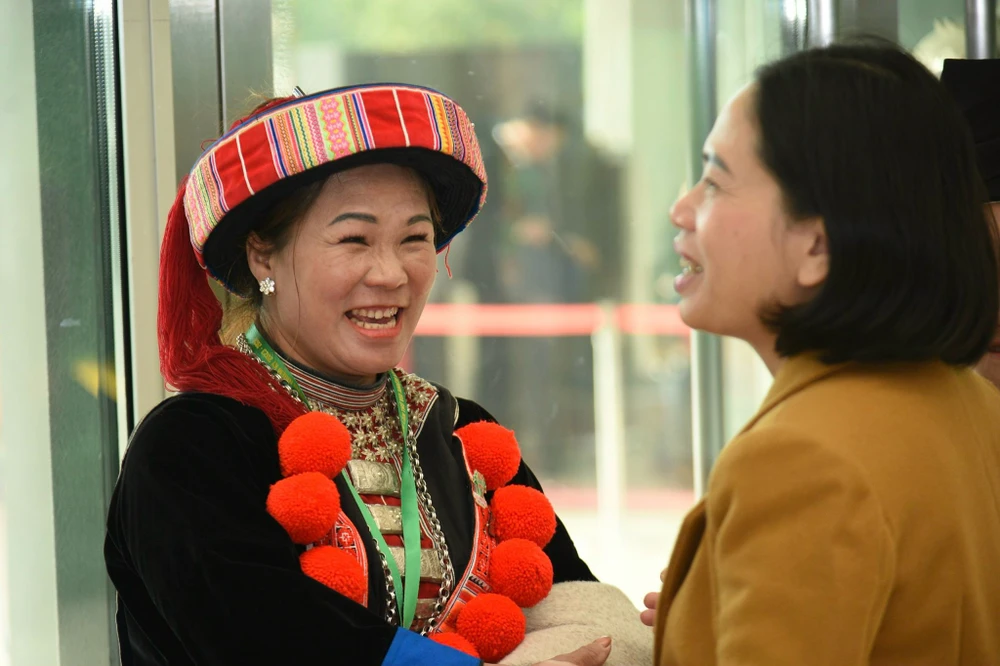 Các đại biểu nông dân trao đổi bên hành lang Đại hội đại biểu toàn quốc Hội Nông dân Việt Nam ngày 25-12. Ảnh: VIẾT CHUNG img-4616-6496.jpeg