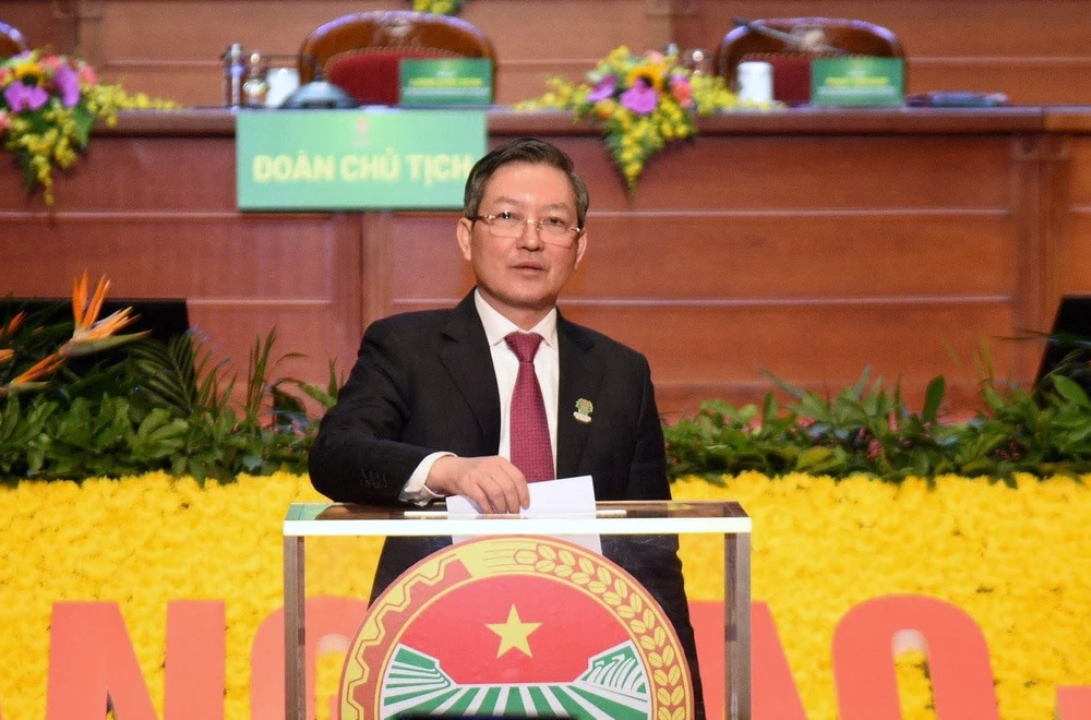 Chủ tịch Trung ương Hội Nông dân Việt Nam Lương Quốc Đoàn bỏ phiếu bầu Ban Chấp hành Trung ương Hội khóa mới, chiều 26-12. Ảnh: VIẾT CHUNG img-4655-8382.jpeg