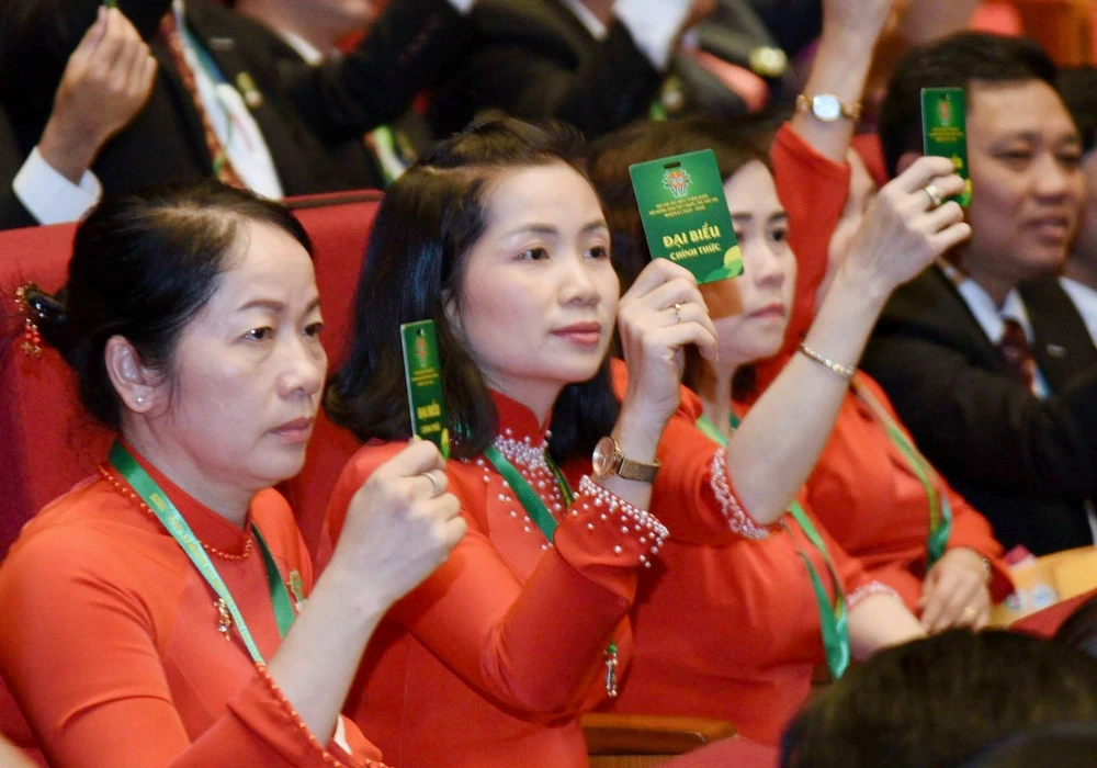 100% đại biểu đã nhất trí với danh sách được đề cử và tiến hành bỏ phiếu. Ảnh: VIẾT CHUNG img-4656-4545.jpeg