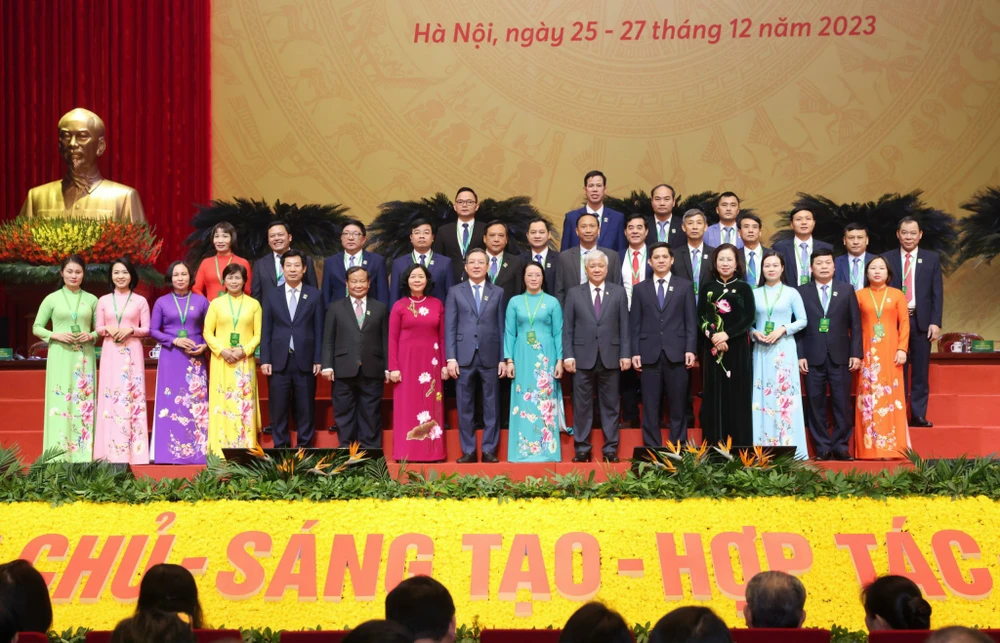 Đoàn đại biểu Hội Nông dân TP Hà Nội chụp ảnh lưu niệm với Ban Thường vụ Trung ương Hội Nông dân Việt Nam khóa mới. Ảnh: QUANG PHÚC img-4672-8419.jpeg