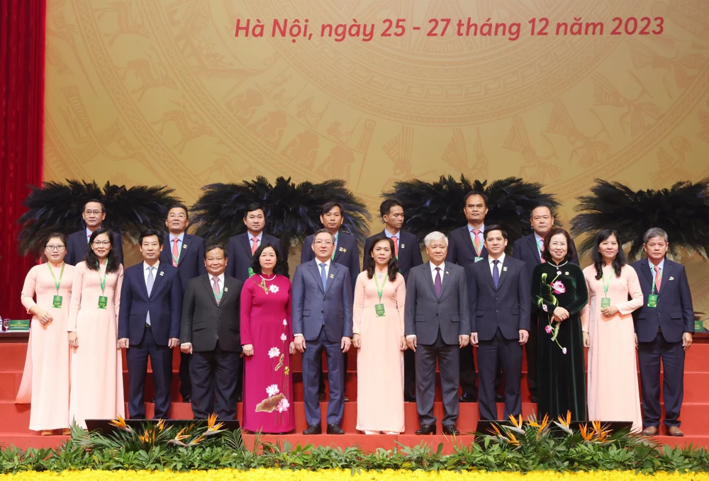 Đoàn đại biểu Hội Nông dân TPHCM chụp ảnh lưu niệm với Ban Thường vụ Trung ương Hội Nông dân Việt Nam khóa mới. Ảnh: QUANG PHÚC img-4673-6288.jpeg