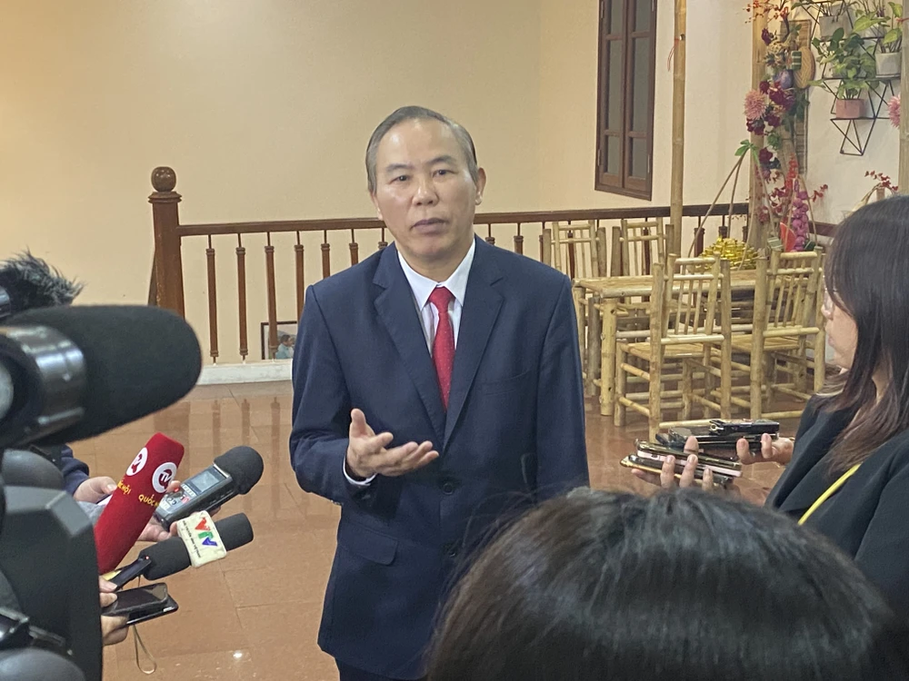 Thứ trưởng Phùng Đức Tiến trao đổi thêm với báo chí sau cuộc họp báo. Ảnh: VĂN PHÚC img-4781-6172.jpeg
