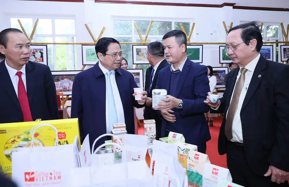 Thủ tướng Phạm Minh Chính tham quan các gian hàng nông sản giới thiệu bên hành lang hội nghị. Ảnh: VIẾT CHUNG img-4914-9458.jpeg