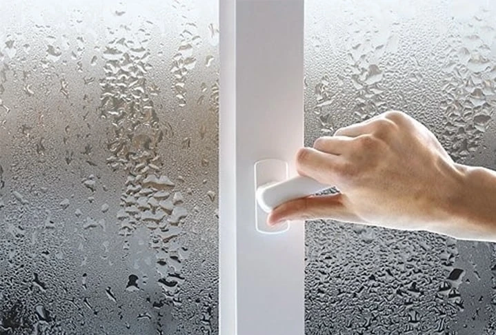 Người dân nên đóng kín cửa, bịt các kẽ hở để tránh hiện tượng nhà cửa "đổ mồ hôi" do hấp hơi nước img-5061-9075.jpeg
