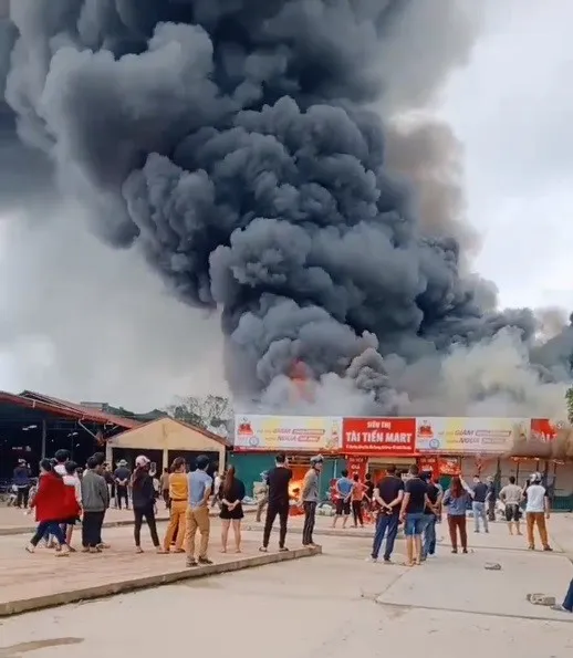 Cột khói bốc cao. Ảnh: CTV img-5381-8158.jpeg