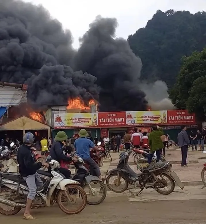 Đám cháy bùng lên tại siêu thị Tài Tiến. Ảnh: CTV img-5382-7671.jpeg