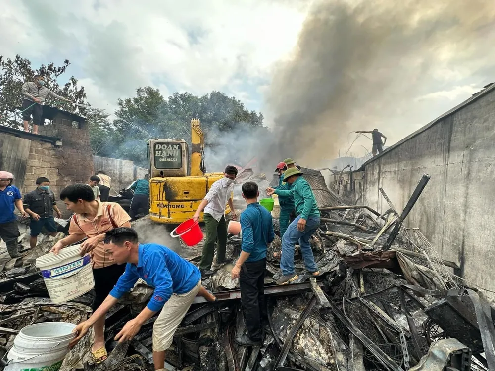 Vớt vát tìm những đồ vật còn sót lại sau đám cháy. Ảnh: CTV img-5387-3957.jpeg