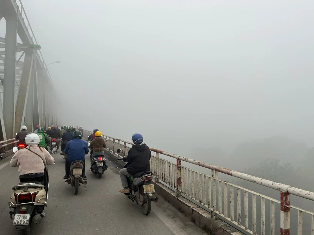 Cầu Chương Dương (Hà Nội) mịt mờ lúc 8 giờ sáng 2-2. Ảnh: NGỌC YẾN img-5851-6044.jpeg