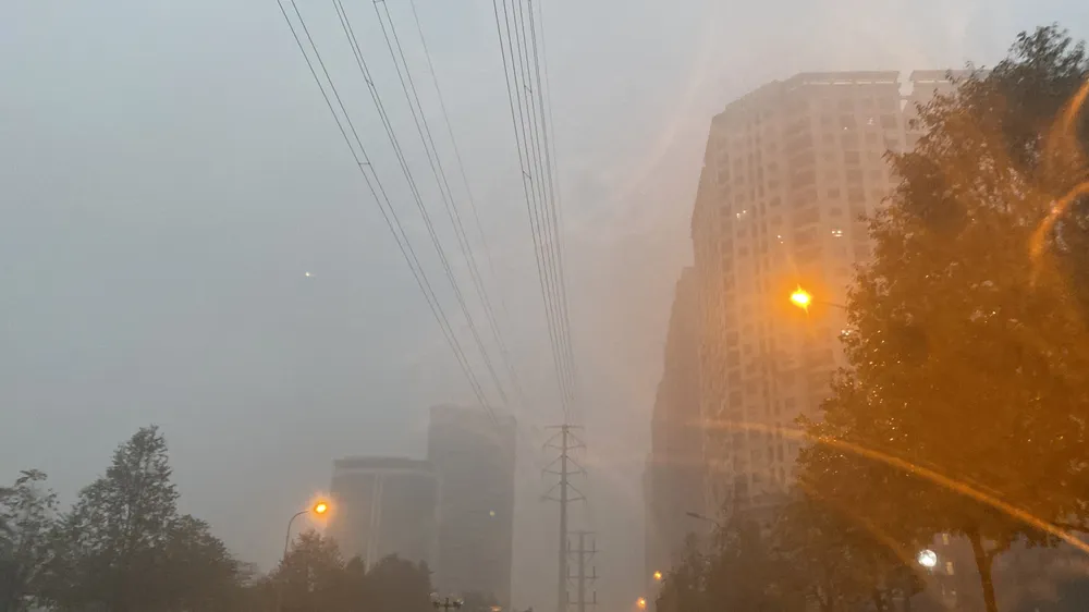 Các tòa nhà ở Hà Nội chìm trong sương mù sáng nay 4-3. Ảnh: VĂN PHÚC img-6689-2797.jpeg