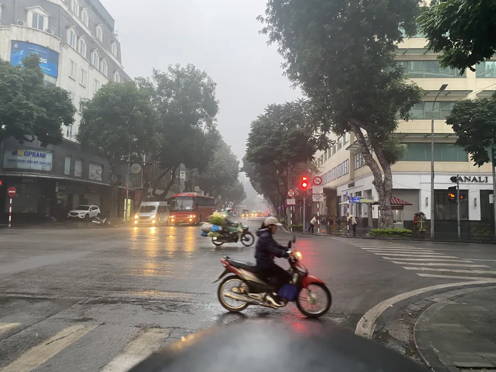 Ngã tư Hai Bà Trưng - Bà Triệu sáng 4-3. Ảnh: VĂN PHÚC img-6718-514.jpeg