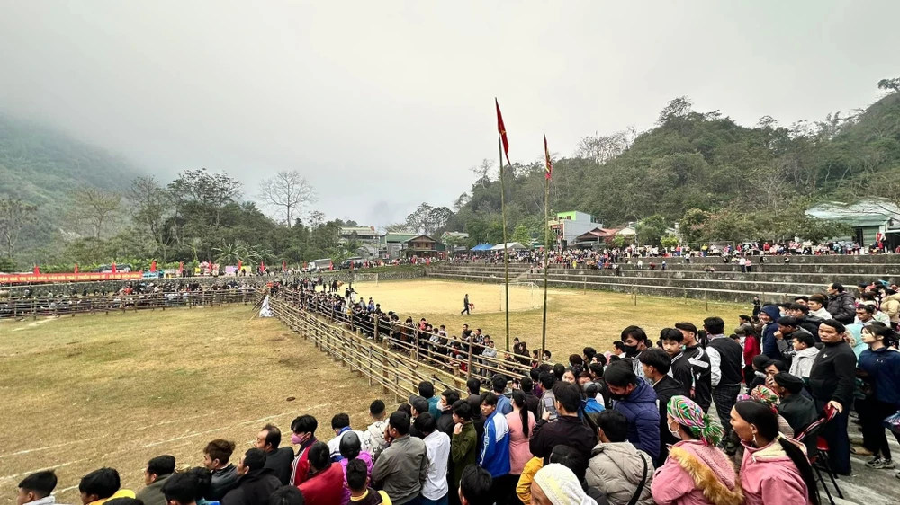 Hàng ngàn người dân ở khắp huyện Bảo Lâm và các huyện lân cận kéo đến xem hội chọi bò Bảo Lâm sáng nay 5-3. Ảnh: CTV img-6773-5730.jpeg