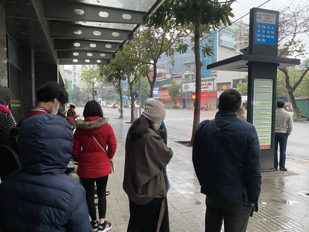 Người dân ở Hà Nội đứng chờ xe buýt buổi sáng ở trạm xe buýt Kim Mã. Ảnh: VĂN PHÚC img-6493-4397.jpeg
