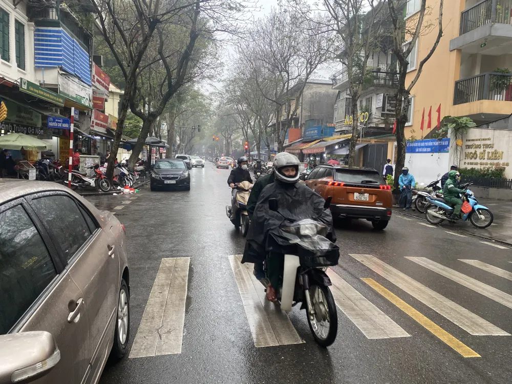 Hà Nội mưa cả ngày, về chiều càng nặng hạt. Ảnh chụp tại phố Hàm Long (Hoàn Kiếm - Hà Nội) chiều 14-3. Ảnh: VĂN PHÚC img-7304-1612.jpeg