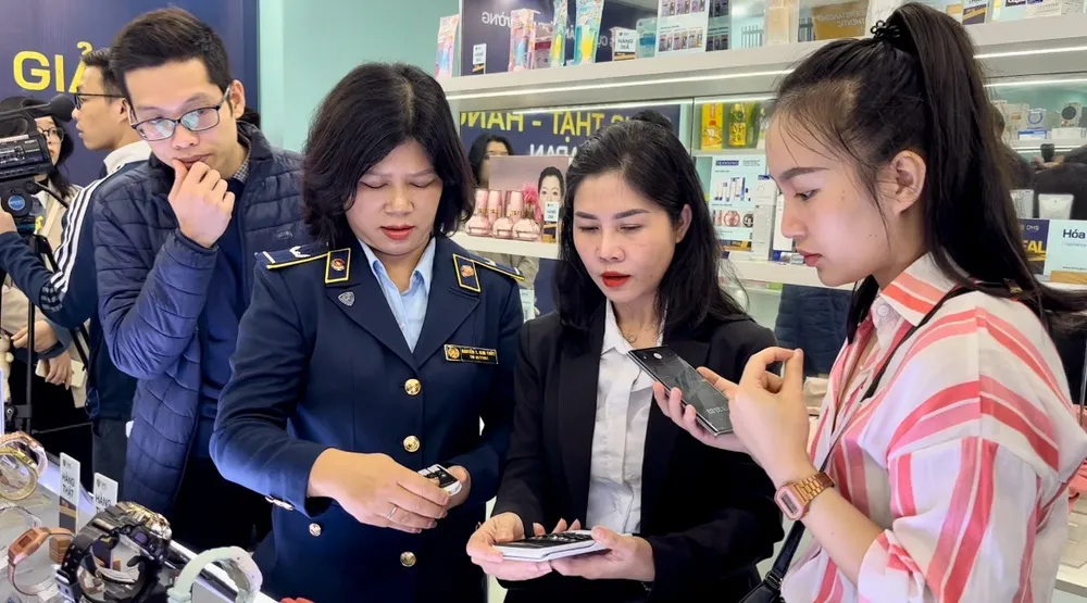 Đại diện các thương hiệu cùng cán bộ quản lý thị trường chỉ dẫn giúp người dân cách nhận biết hàng Nhật "xịn" và hàng nhái, giả tại buổi khai mạc sáng 15-3 img-7327-9322.jpeg