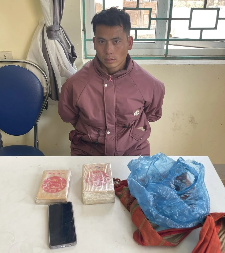 Đối tượng Phá A Lử bị bắt giữ cùng tang vật. Ảnh: Công an tỉnh Lai Châu img-7460-7749.jpeg