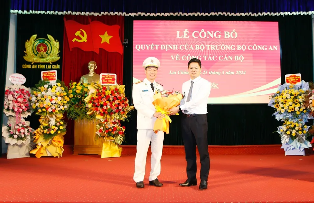 Trao quyết định và tặng hoa cho Đại tá Lê Anh Hưng (bìa trái) IMG_7711.jpeg