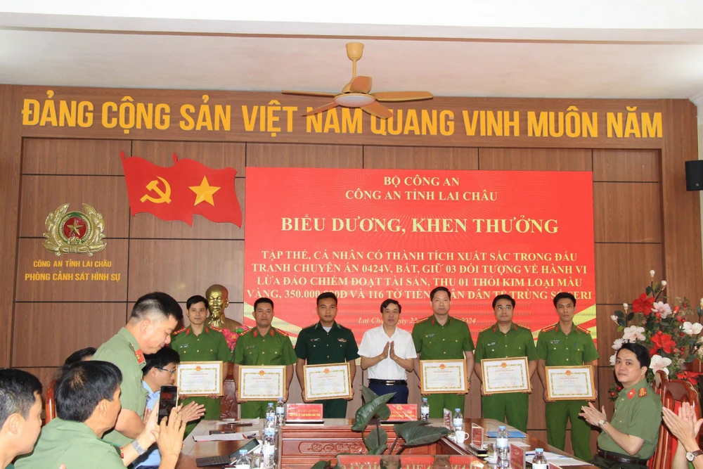 Lễ biểu dương 5 tập thể và 8 cá nhân thuộc Công an tỉnh Lai Châu đã lập thành tích đấu tranh chuyên án, sáng 23-4. Ảnh: ĐINH THÙY IMG_8575.jpeg