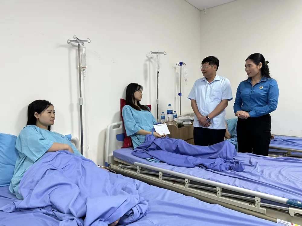 Phó Chủ tịch Tổng Liên đoàn Lao động Việt Nam Phan Văn Anh đến thăm hỏi các nữ công nhân mang thai bị ngộ độc thực phẩm, ngày 15-5. Ảnh: VIỆT LÂM IMG_9195.jpeg