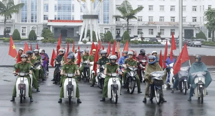 Công an TP Lai Châu ra quân thực hiện chiến dịch vì một TP Lai Châu không ma túy, sáng 25-6. Ảnh: TÙNG PHƯƠNG IMG_0139.jpeg