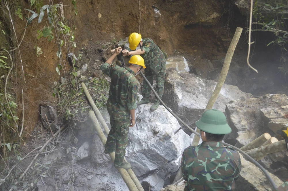 Phải khoan phá đá để tìm kiếm, tiếp cận vị trí nạn nhân bị kẹt IMG_0319.jpeg