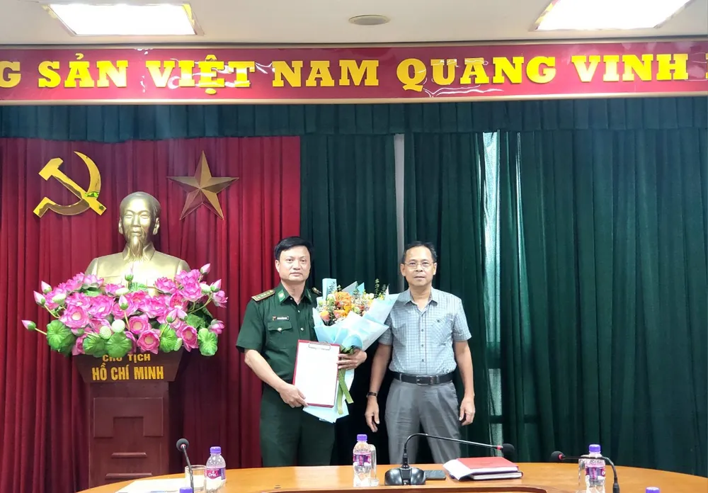 Trao quyết định bổ nhiệm ông Vương Trường Nam (bìa trái) ngày 3-7 IMG_0338.jpeg