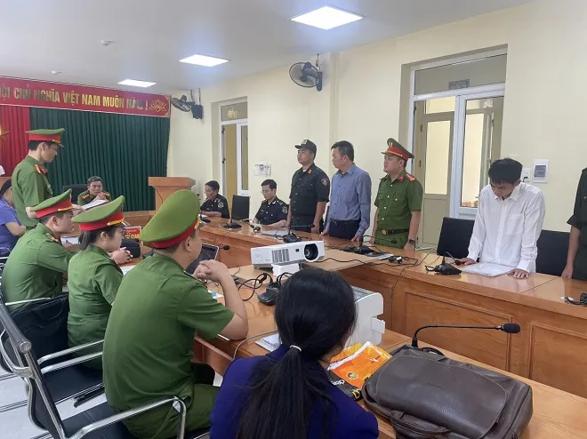 Cơ quan Cảnh sát điều tra Công an tỉnh Hà Giang thi hành lệnh bắt tạm giam đối với Nguyễn Tứ và Đinh Đức Minh. Ảnh: CAHG IMG_0432.jpeg