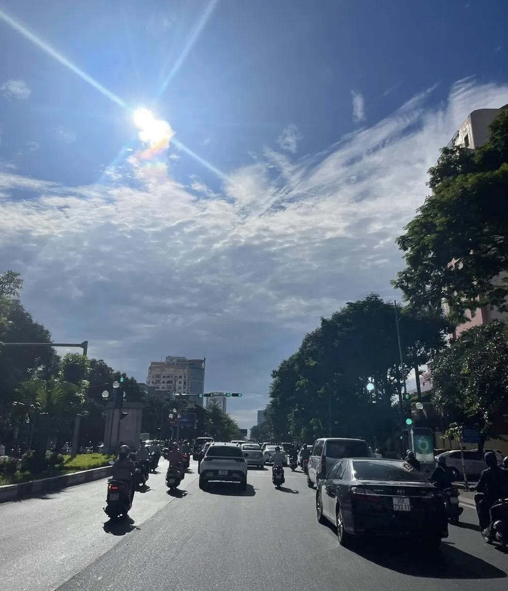 Từ đầu giờ sáng, Hà Nội đã có nắng nóng, nhiệt độ cao IMG_1448.jpeg