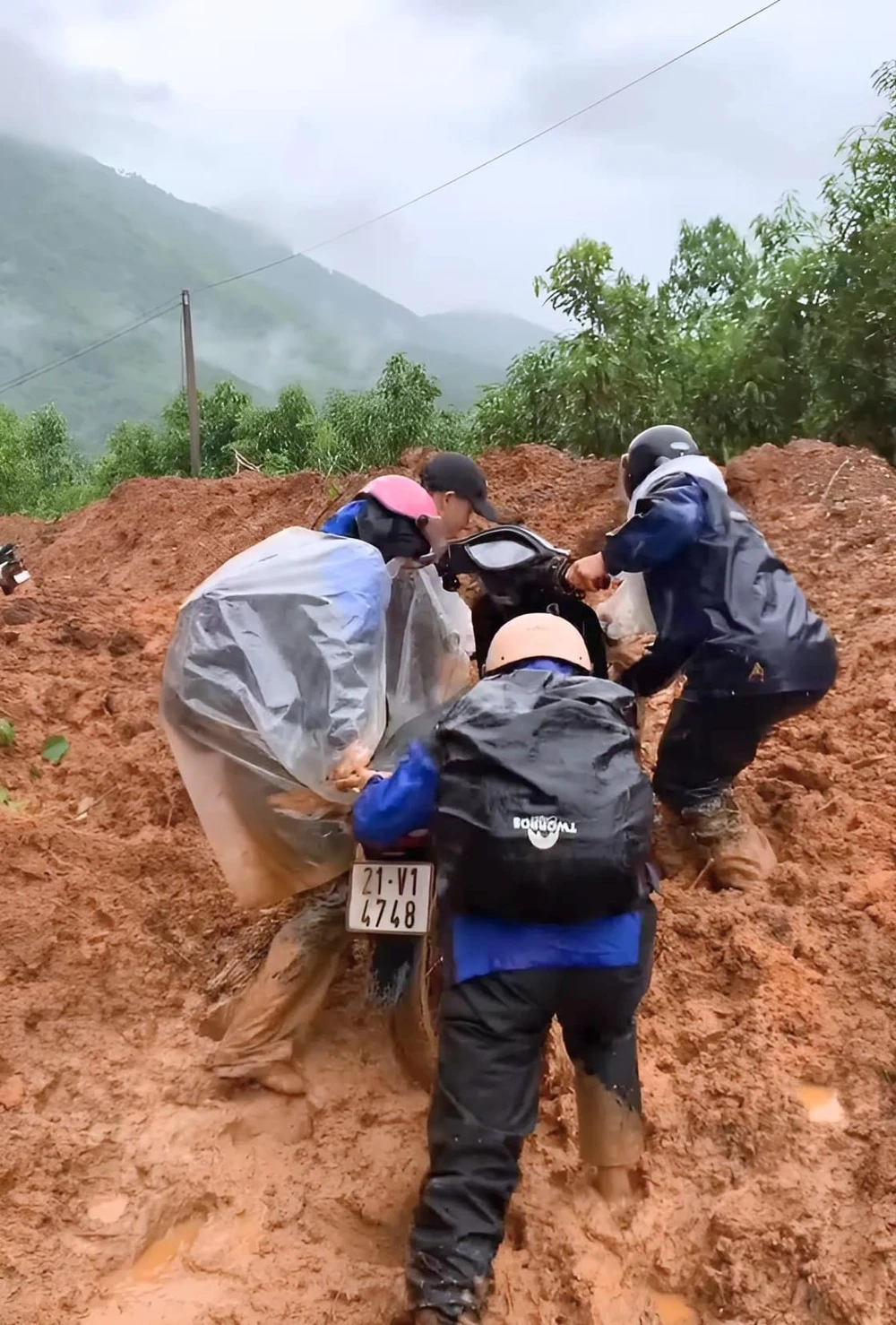 Con đường mà các cô giáo mầm non ở huyện Văn Yên (tỉnh Yên Bái) đến trường trong những ngày qua IMG_1570.jpeg