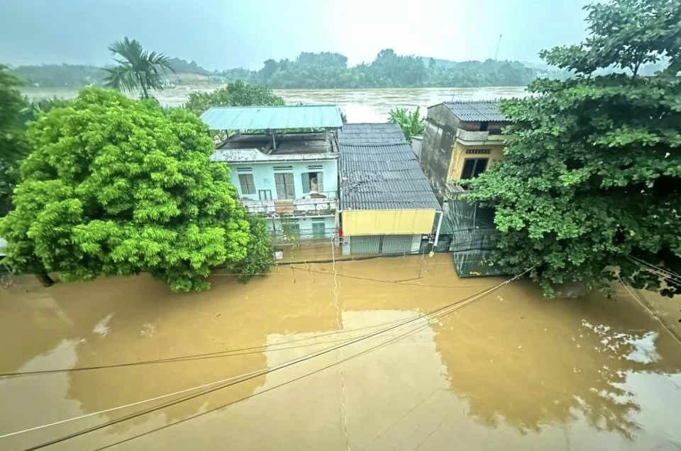 Đường Thanh Niên ở phường Hồng Hà (TP Yên Bái) ngập sâu trong nước lũ sông Hồng. Ảnh: THANH HUYỀN IMG_2751.jpeg