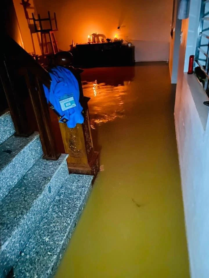 Nước sông Hồng ngầu đục tràn vào nhà dân ở TP Yên Bái đêm qua và sáng nay 9-9. Ảnh: MẠNH TÚ IMG_2754.jpeg