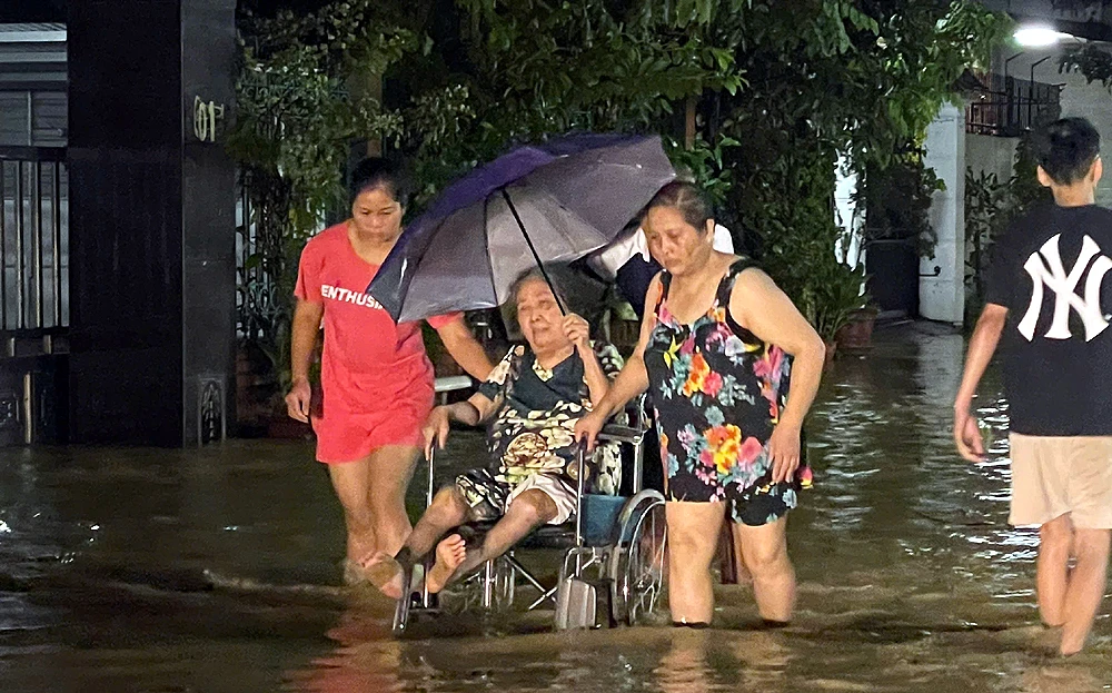 Người dân ở đường Thanh Niên (TP Yên Bái) chạy lũ đêm 8-9. Ảnh: ĐỨC TOÀN IMG_2755.jpeg