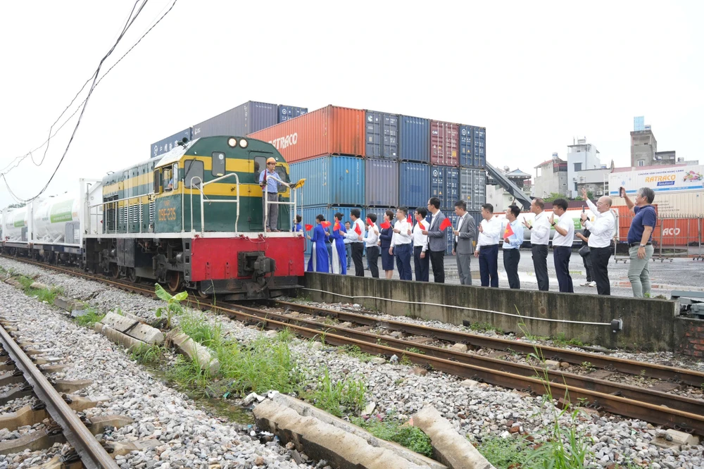 Đón chuyến tàu chở lô khí LNG đầu tiên từ miền Nam ra miền Bắc Ảnh 1.jpeg