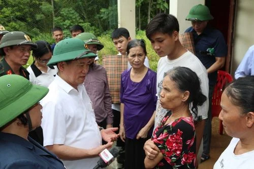 Phó Thủ tướng Hồ Đức Phớc thăm, động viên người dân tổ 6, thị trấn Đồng Tâm, huyện Chợ Mới, tỉnh Bắc Kạn chiều 10-9. Ảnh: ĐỨC TÂM IMG_2906.jpeg