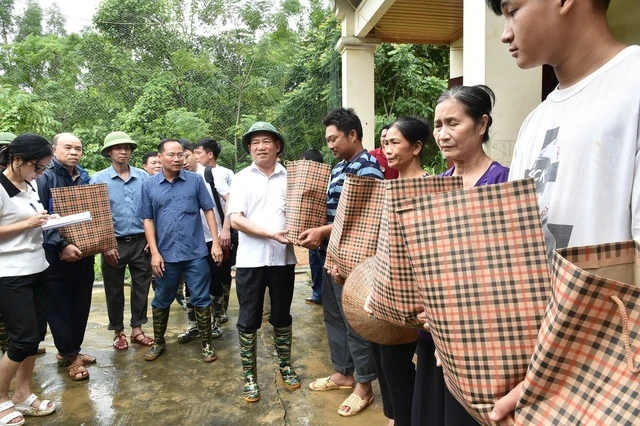 Phó Thủ tướng Hồ Đức Phớc tặng quà cho người dân ở tỉnh Bắc Kạn. Ảnh: TRẦN MẠNH IMG_2909.jpeg