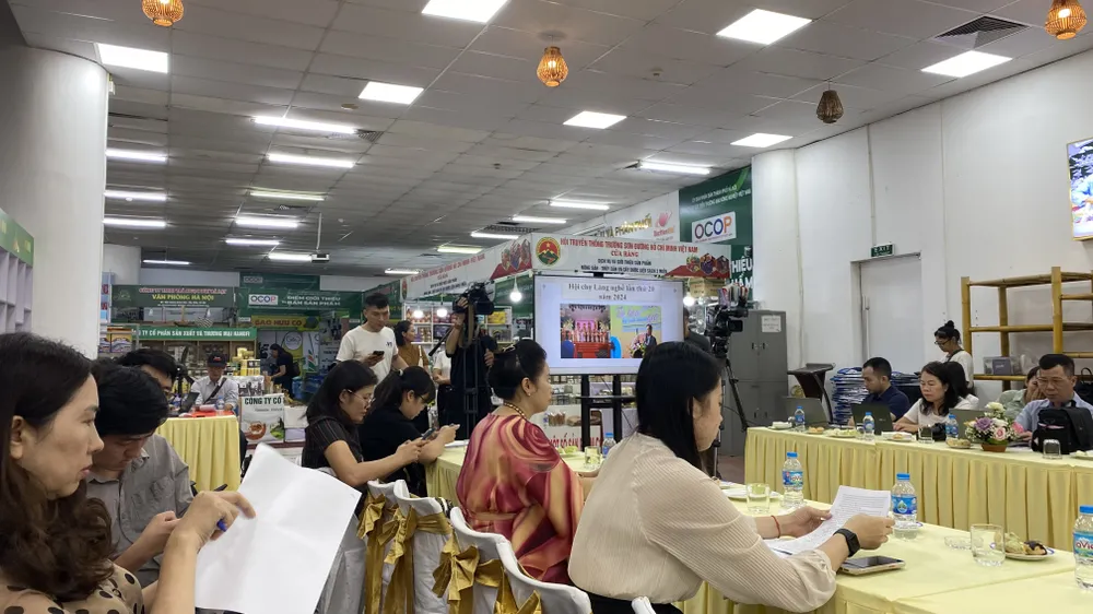 Các đại biểu và nhà báo tham dự họp báo IMG_3735.jpeg