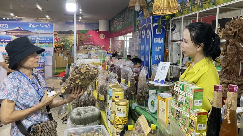 Các sản phẩm của làng nghề, sản phẩm OCOP hiện nay được người tiêu dùng ưa thích. Ảnh: VĂN PHÚC IMG_3741.jpeg