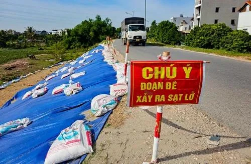 Đê tả sông Đáy bị sạt lở tại phường Yên Nghĩa (quận Hà Đông, TP Hà Nội). Ảnh: THANH HIẾU IMG_4931.webp