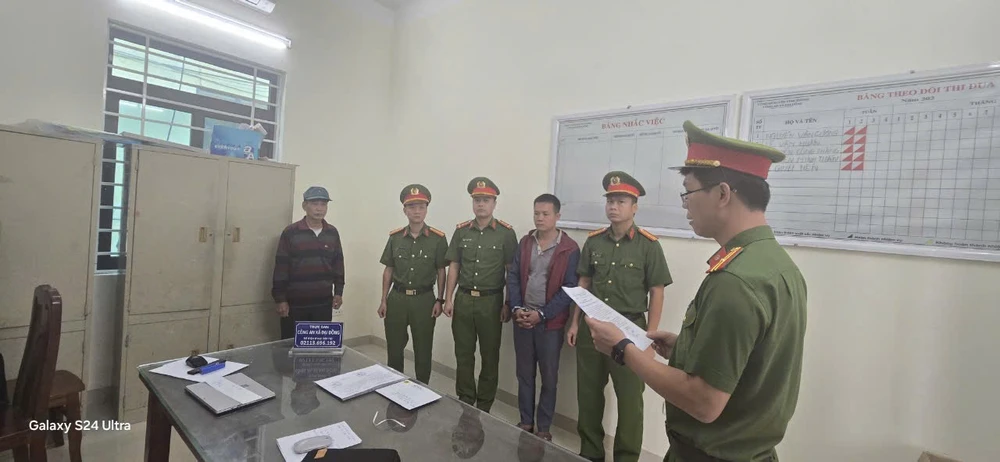 Cơ quan CSĐT thi hành lệnh bắt bị can Bùi Văn Cường, ngày 29-10. Ảnh: Công an cung cấp IMG_4997.jpeg